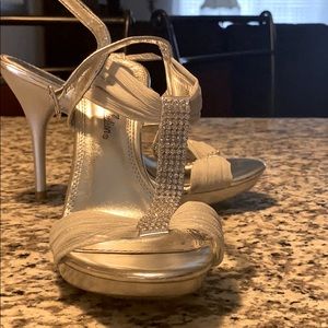 Cute platinum high heels! With rhinestones🤍